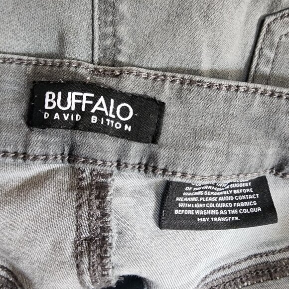 Buffalo by David Button Jeans Womens Size 12/32 Aubrey Grey Gray Mid Rise Capri - Picture 3 of 5